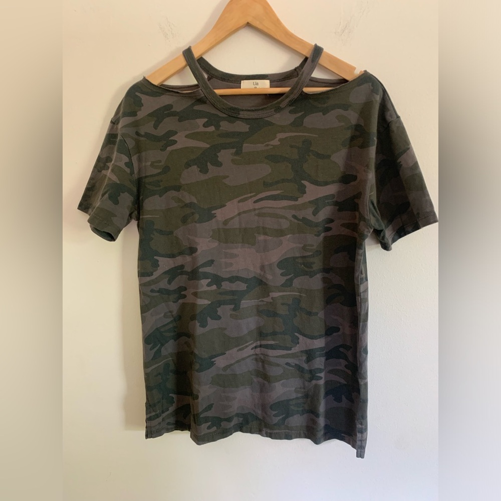 T.La Anthropologie Camo Cold Shoulder T-Shirt XS